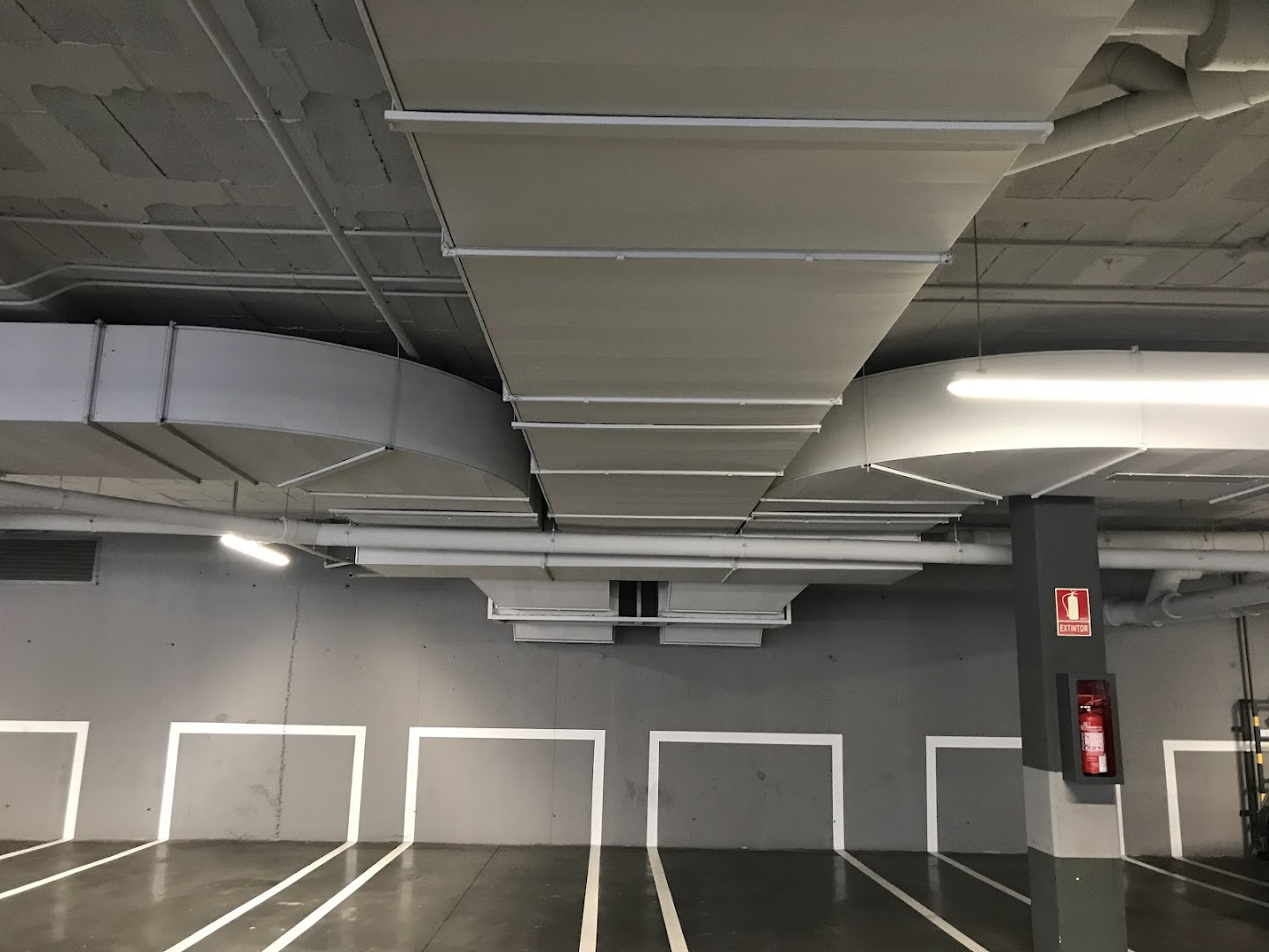 Conductos de climatización en garaje industrial
